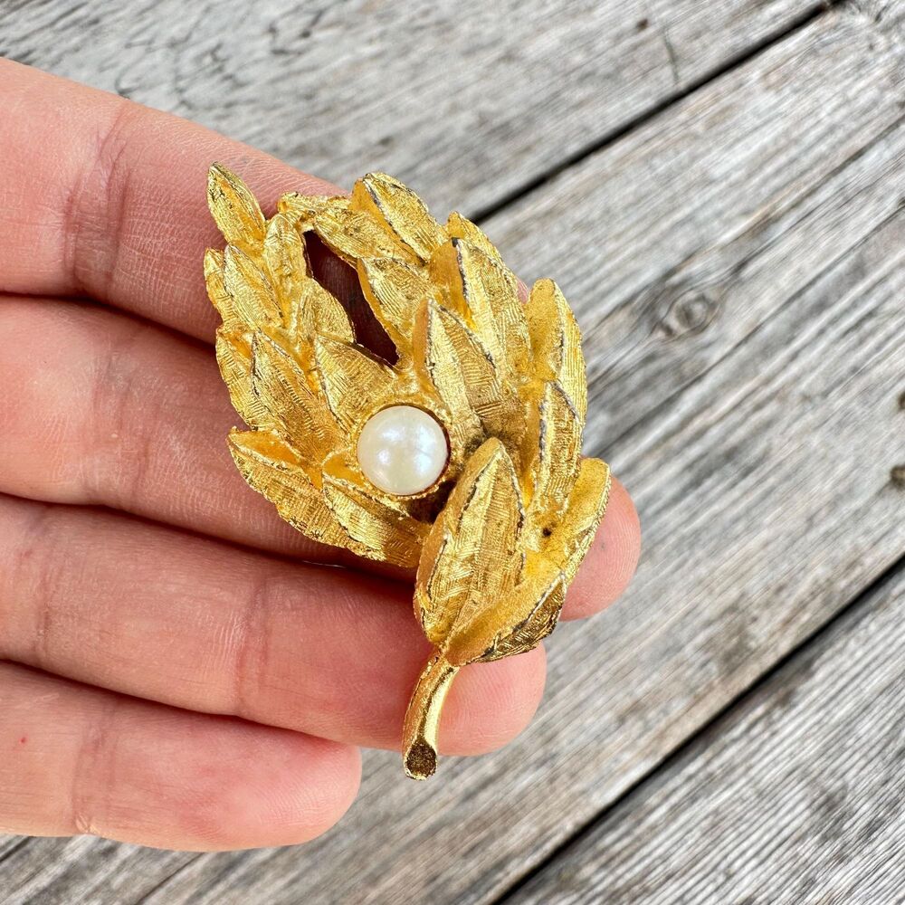 Vintage Jewelry Gold Tone Leaf Bundle Brooch Pin with faux pearl